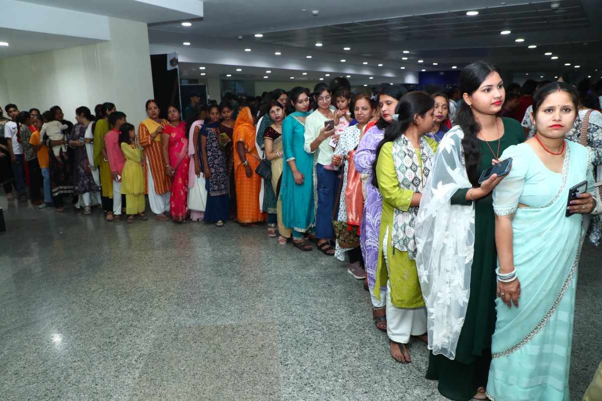 रंगारंग कार्यक्रम को देखने पहुंची पटना की महिलाओं की लंबी कतार